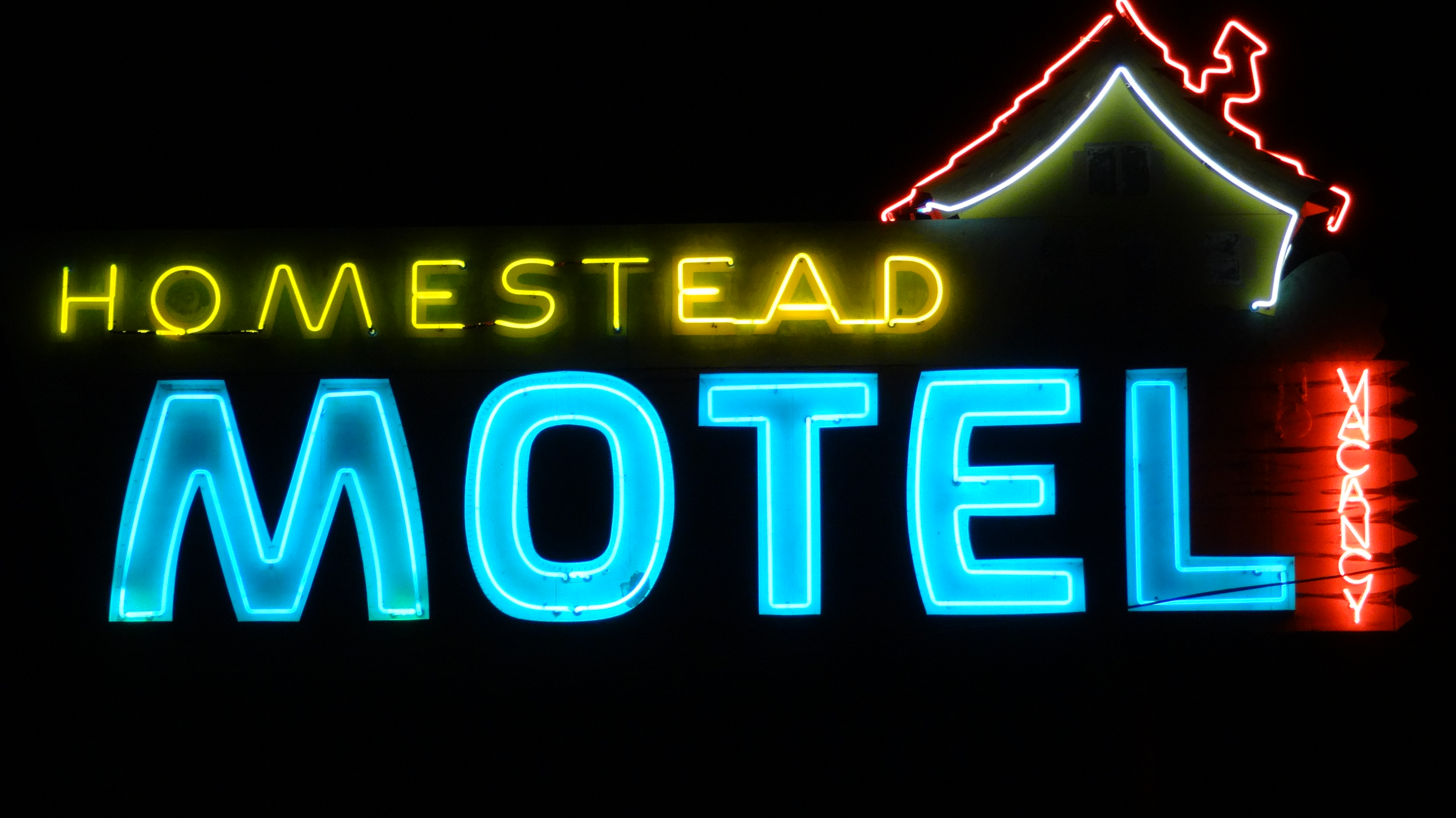 Life At The Rainbow Inn (an intimate report on cheap US motels)
