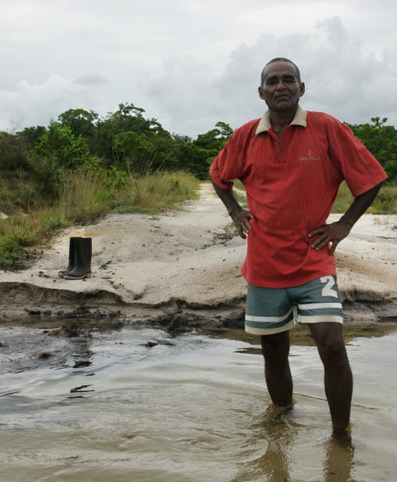 Meanwhile... Manu still has his pride, puts on his T-Shirt and holds his chin up high when I take his photo